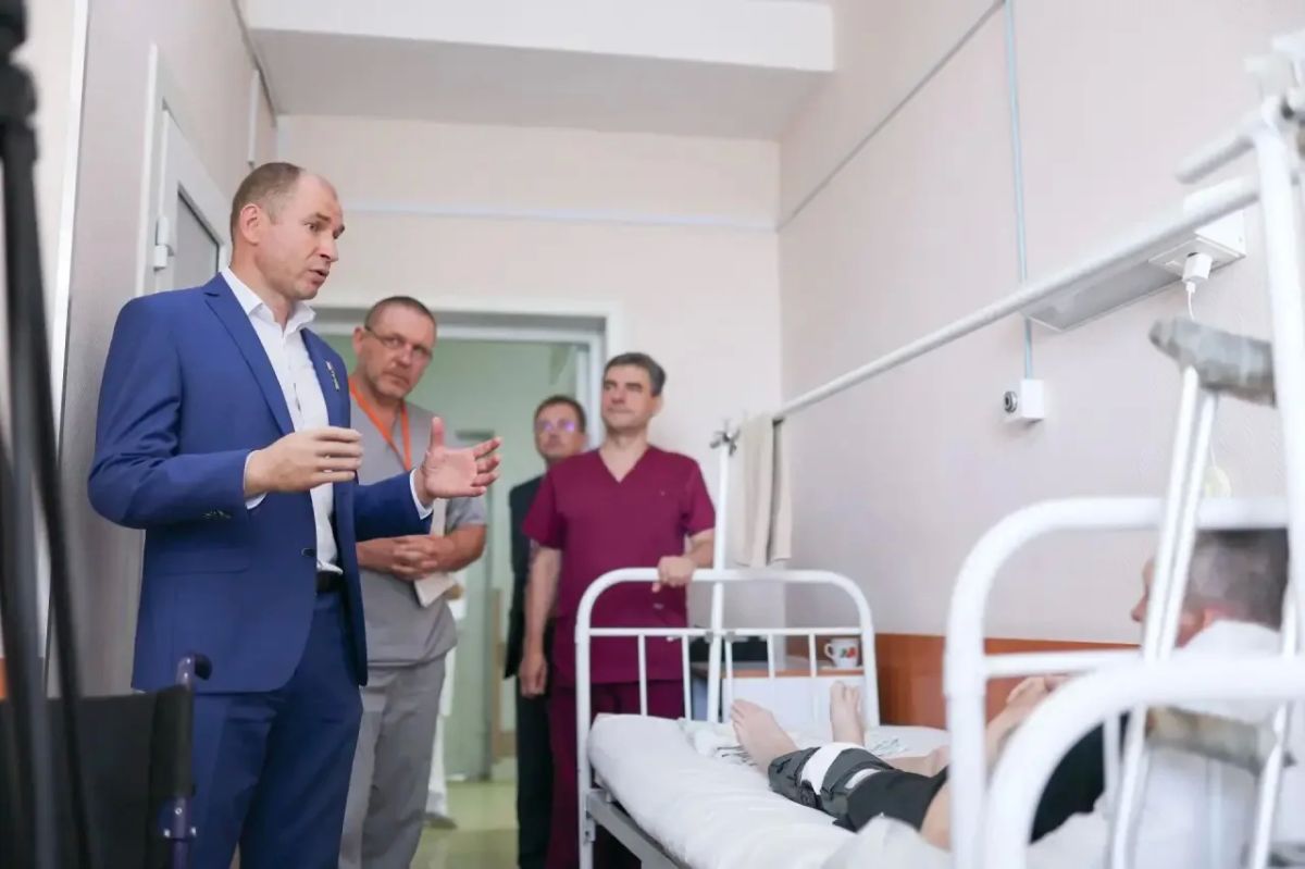 Герой России Дмитрий Перминов навестил участников СВО в омском КМХЦ Герой России Дмитрий Перминов навестил участников СВО в омском КМХЦ
