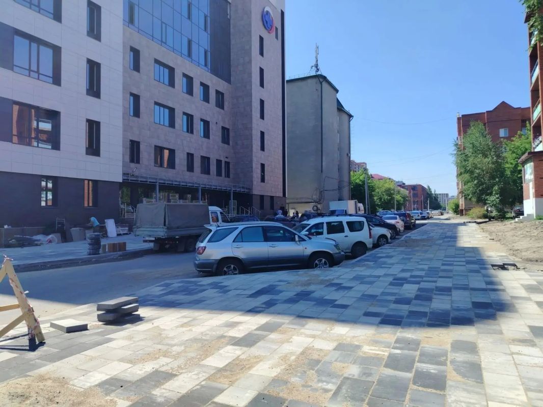 В Омске продолжается благоустройство территории возле нового корпуса КМХЦ В Омске продолжается благоустройство территории возле нового корпуса КМХЦ