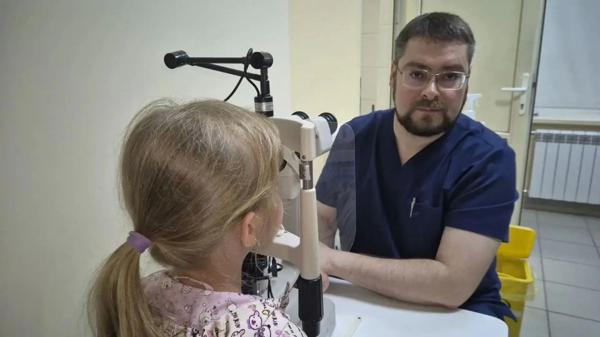 Клеща из глаза пятилетней девочки извлекли омские офтальмологи