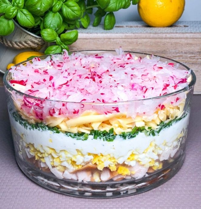 Салат с редиской и новыми нотками весны