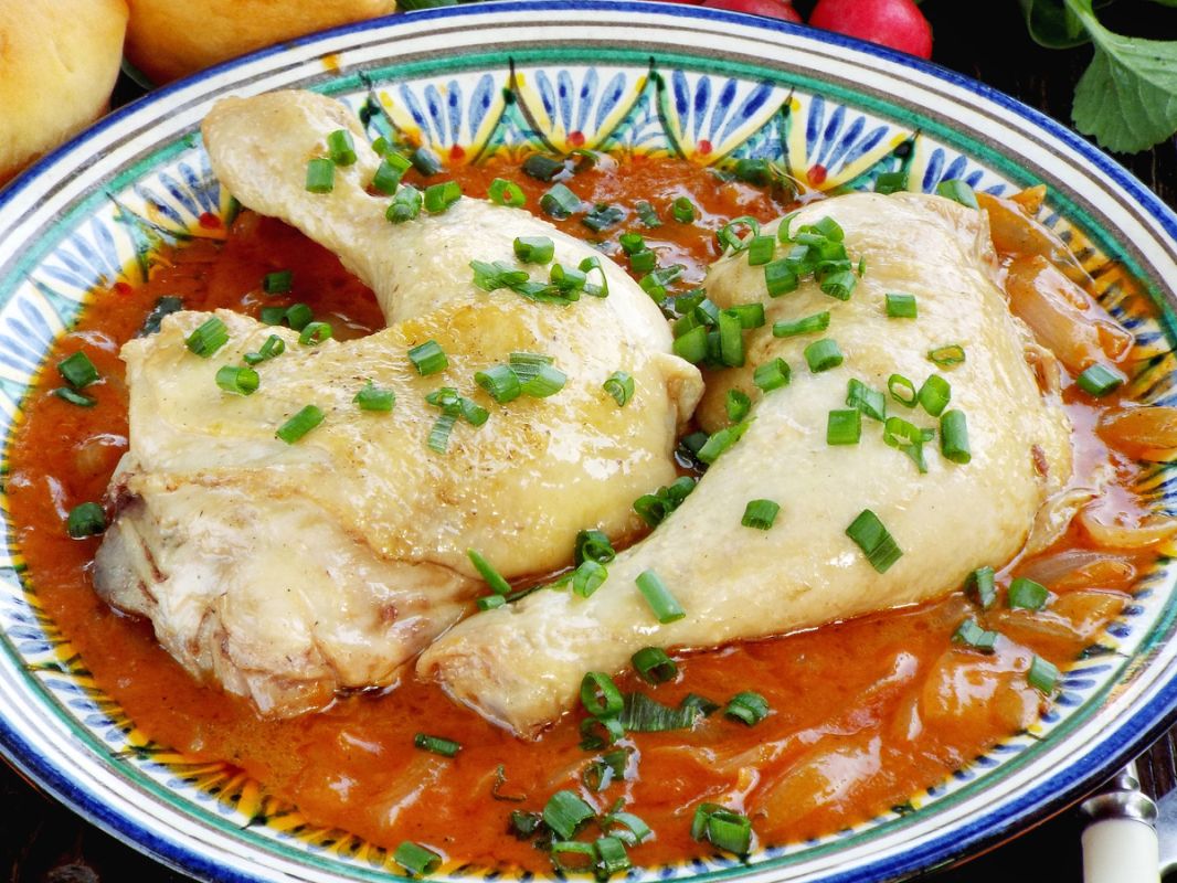 Новый кулинарный хит: куриные окорочка с луком, которые не уступают шашлыку