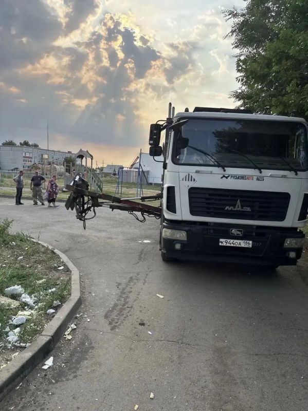 Прокуратура Нововаршавского района Омской области взяла на контроль установление обстоятельств ДТП с мусоровозом, повредившем жилой дом Прокуратура Нововаршавского района Омской области взяла на контроль установление обстоятельств ДТП с мусоровозом, повредившем жилой дом