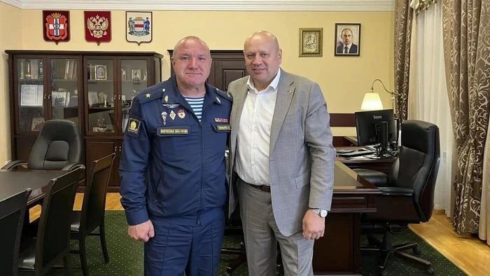 Шелест встретился с начальником училища ВДВ и поддержал акцию омских волонтеров для бойцов СВО Шелест встретился с начальником училища ВДВ и поддержал акцию омских волонтеров для бойцов СВО