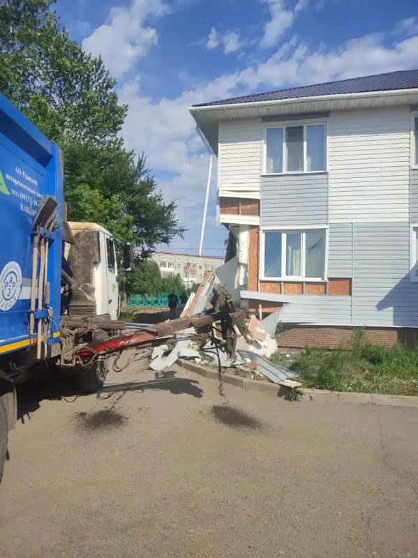 Мусоровоз протаранил жилой дом в Нововаршавке Мусоровоз протаранил жилой дом в Нововаршавке