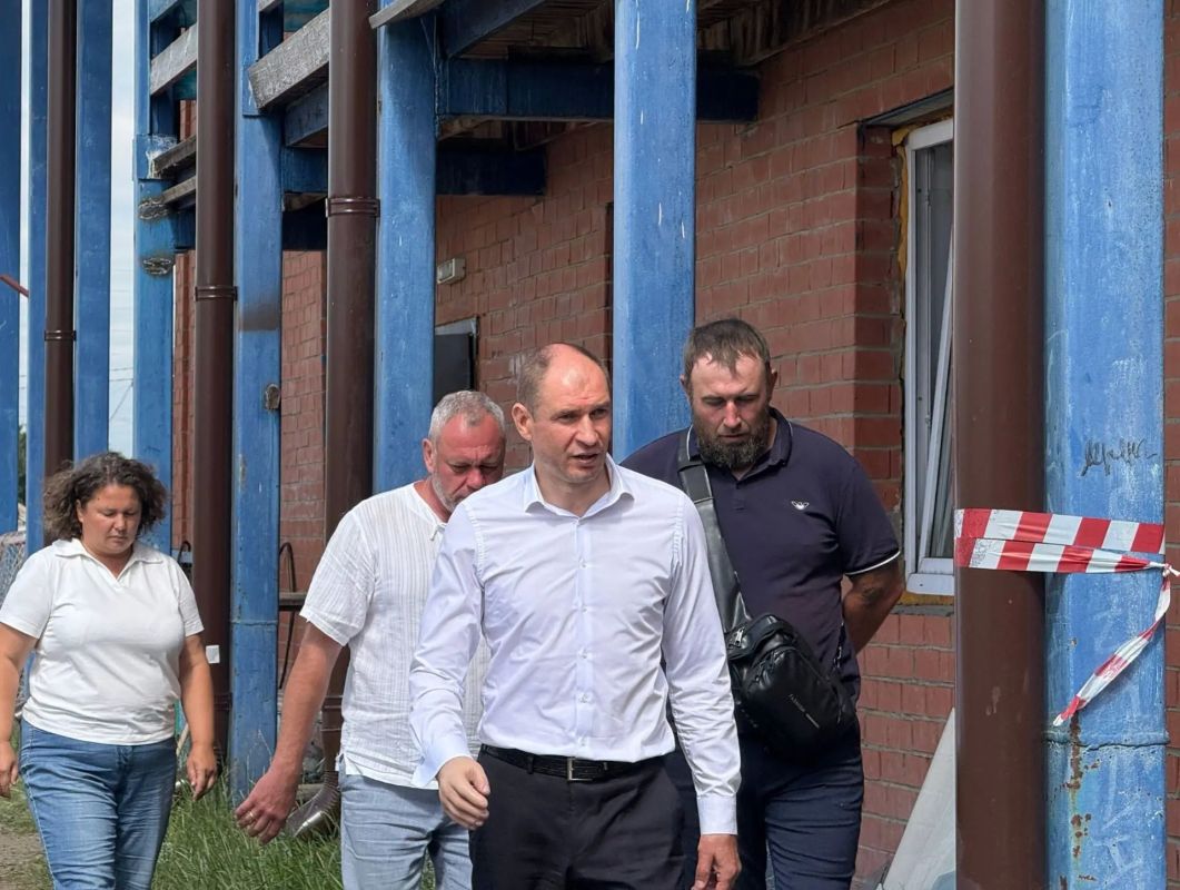 Вместе с первым заместителем главы Омского района Александром Плукчи и депутатом Заксобрания Омской области Дмитрием Головановым посетили стадион «Олимпиец» в Красноярке Вместе с первым заместителем главы Омского района Александром Плукчи и депутатом Заксобрания Омской области Дмитрием Головановым посетили стадион «Олимпиец» в Красноярке