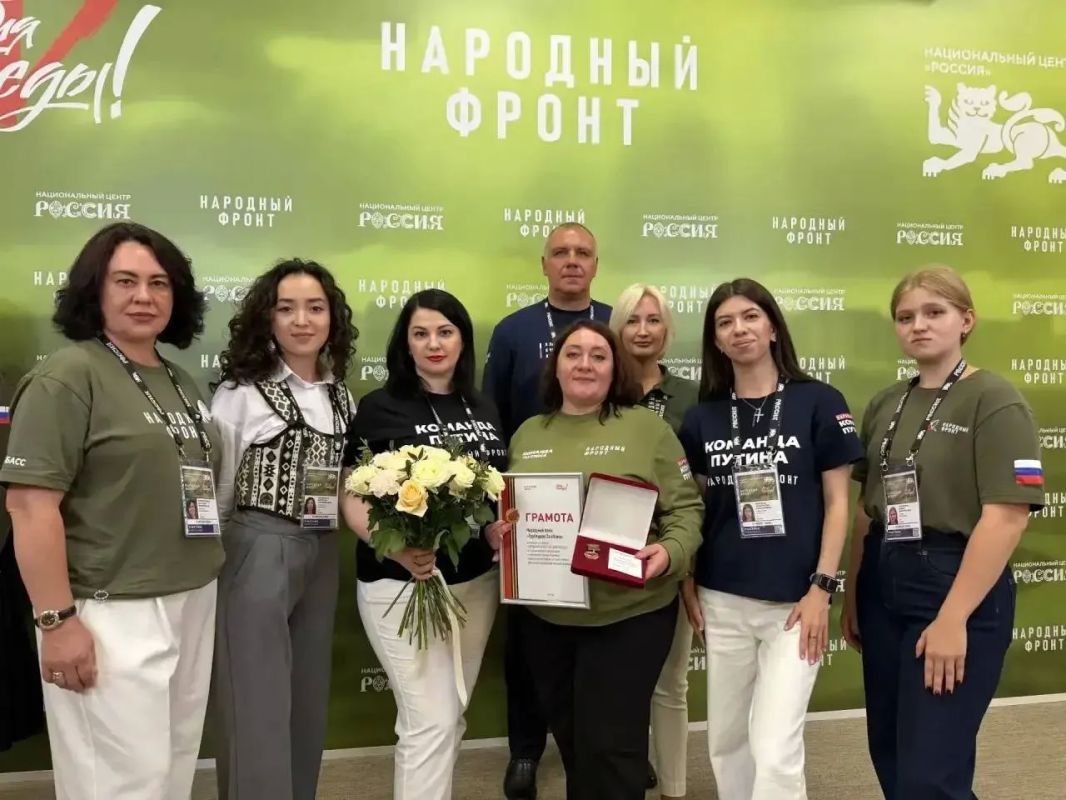 Владимир Путин принял участие в работе форума Народного фронта «Все для победы!», который объединил в Национальном центре «Россия» свыше 1200 активистов со всей страны Владимир Путин принял участие в работе форума Народного фронта «Все для победы!», который объединил в Национальном центре «Россия» свыше 1200 активистов со всей страны