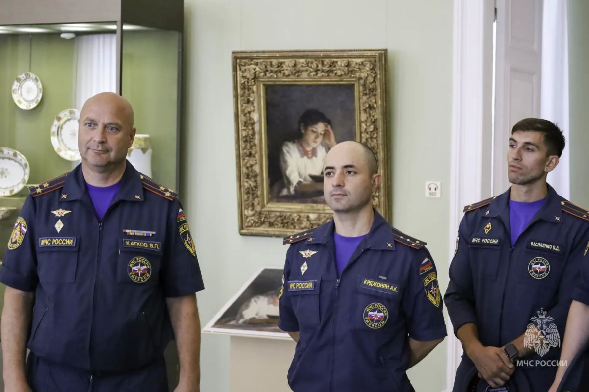Сотрудники МЧС России приобщились к русскому искусству в музее имени М. А. Врубеля Сотрудники МЧС России приобщились к русскому искусству в музее имени М. А. Врубеля