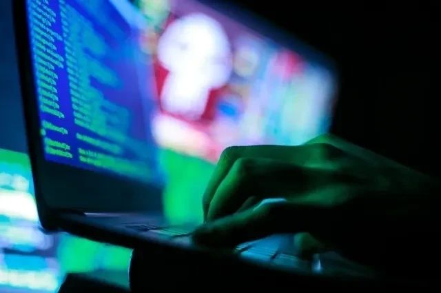 Омича приняли за хакера из ориентировки Интерпола и задержали в Ереване