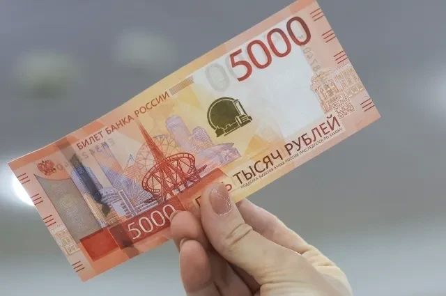 Курьер мошенников выманил у вдовы участника СВО в Омске 4,5 миллиона