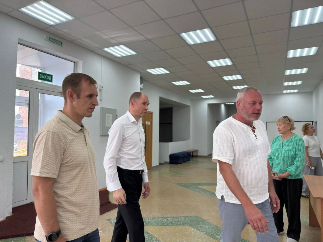 Вместе с первым заместителем главы Омского района Александром Плукчи и депутатом Заксобрания Омской области Дмитрием Головановым посетили стадион «Олимпиец» в Красноярке Вместе с первым заместителем главы Омского района Александром Плукчи и депутатом Заксобрания Омской области Дмитрием Головановым посетили стадион «Олимпиец» в Красноярке