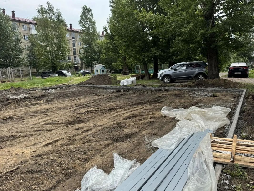 В Советском округе началось обустройство новой детской площадки на улице Химиков