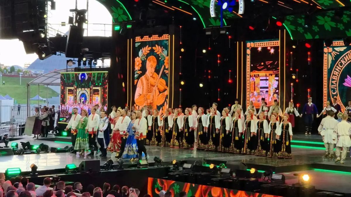 Еще одним важным событием в рамках «Славянского базара» станет выступление Омского хора в фестивале хоровой музыки «Славянский Благовест» в Свято-Успенском кафедральном соборе Витебска 17 июля. В исполнении артистов... Еще одним важным событием в рамках «Славянского базара» станет выступление Омского хора в фестивале хоровой музыки «Славянский Благовест» в Свято-Успенском кафедральном соборе Витебска 17 июля. В исполнении артистов...