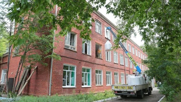 Шелест оценил ход ремонта школы № 27 в Омске