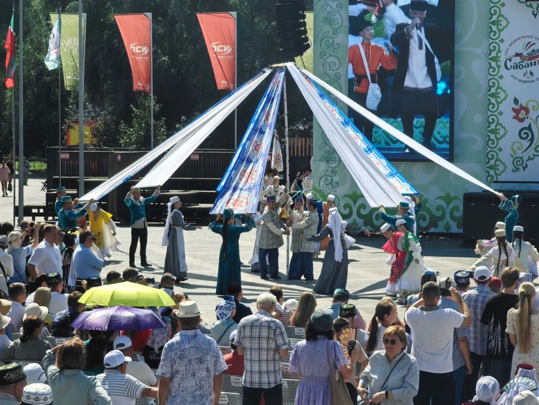 Тем временем, в парке «Зеленый остров» торжественно открылся XXVI Федеральный Сабантуй. Это событие ознаменовалось театрализованным представлением с поднятием флага «праздника плуга» и шествием участников Сабантуя Тем временем, в парке «Зеленый остров» торжественно открылся XXVI Федеральный Сабантуй. Это событие ознаменовалось театрализованным представлением с поднятием флага «праздника плуга» и шествием участников Сабантуя