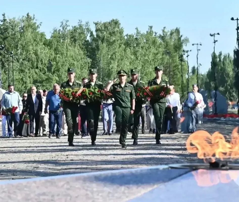 В объявленный Президентом страны Год единства народов России состоялось торжественное открытие памятника Герою Советского союза, поэту-патриоту, который своим творчеством объединил народы – Мусе Джалилю В объявленный Президентом страны Год единства народов России состоялось торжественное открытие памятника Герою Советского союза, поэту-патриоту, который своим творчеством объединил народы – Мусе Джалилю