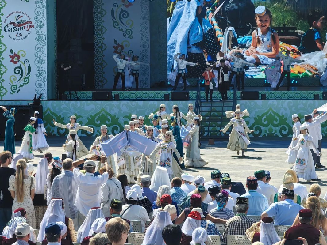 Тем временем, в парке «Зеленый остров» торжественно открылся XXVI Федеральный Сабантуй. Это событие ознаменовалось театрализованным представлением с поднятием флага «праздника плуга» и шествием участников Сабантуя Тем временем, в парке «Зеленый остров» торжественно открылся XXVI Федеральный Сабантуй. Это событие ознаменовалось театрализованным представлением с поднятием флага «праздника плуга» и шествием участников Сабантуя