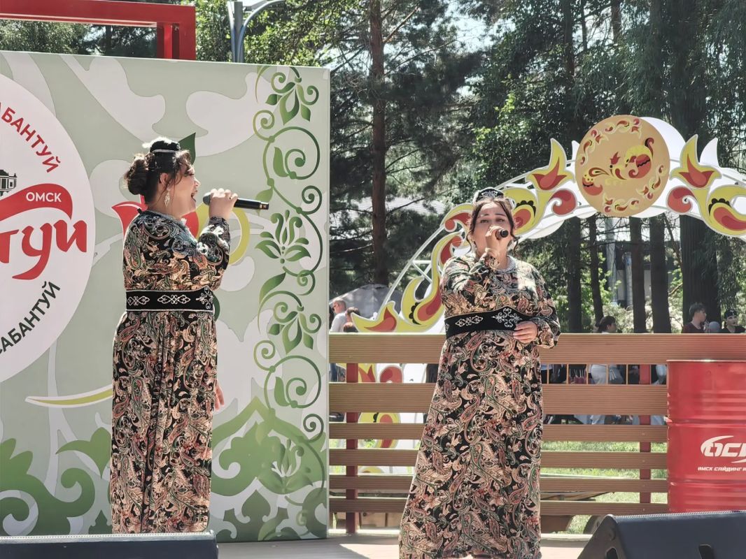 Тем временем, в парке «Зеленый остров» торжественно открылся XXVI Федеральный Сабантуй. Это событие ознаменовалось театрализованным представлением с поднятием флага «праздника плуга» и шествием участников Сабантуя Тем временем, в парке «Зеленый остров» торжественно открылся XXVI Федеральный Сабантуй. Это событие ознаменовалось театрализованным представлением с поднятием флага «праздника плуга» и шествием участников Сабантуя