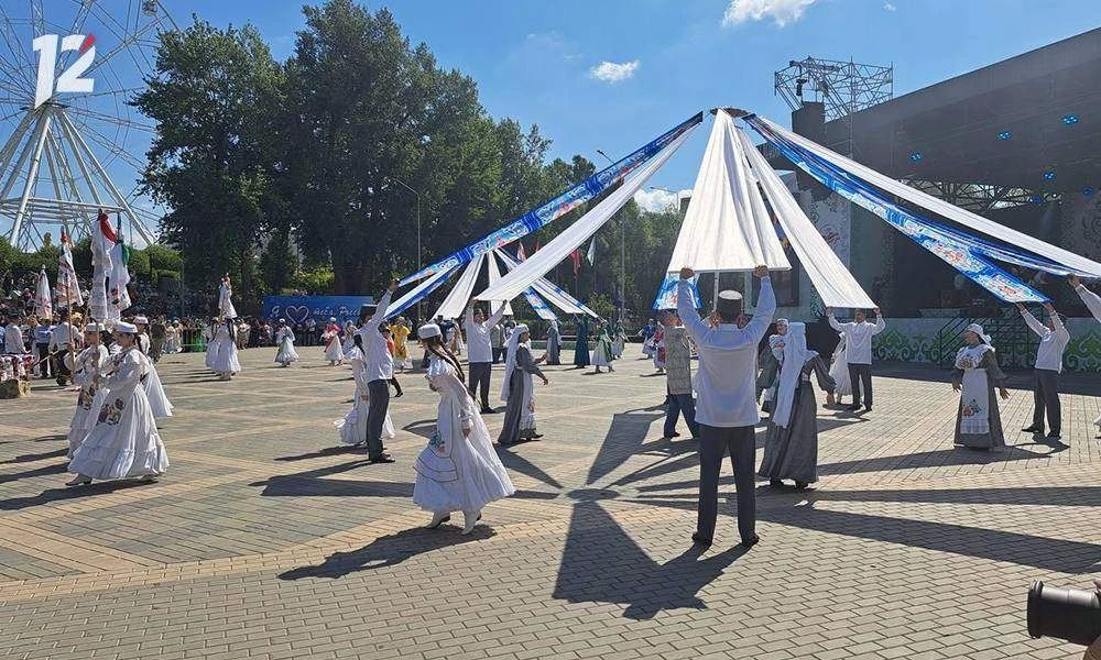 В Омске в самом разгаре XXVI Федеральный Сабантуй Праздник объединил участников из 30 регионов России и Казахстана. Для гостей подготовили красочное шествие, концерты на нескольких площадках и национальные состязания — от... В Омске в самом разгаре XXVI Федеральный Сабантуй Праздник объединил участников из 30 регионов России и Казахстана. Для гостей подготовили красочное шествие, концерты на нескольких площадках и национальные состязания — от...