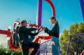 Парень сделал предложение девушке после катания на экстремальном аттракционе