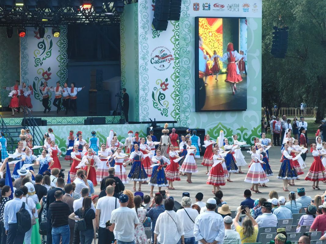 Тем временем, в парке «Зеленый остров» торжественно открылся XXVI Федеральный Сабантуй. Это событие ознаменовалось театрализованным представлением с поднятием флага «праздника плуга» и шествием участников Сабантуя Тем временем, в парке «Зеленый остров» торжественно открылся XXVI Федеральный Сабантуй. Это событие ознаменовалось театрализованным представлением с поднятием флага «праздника плуга» и шествием участников Сабантуя