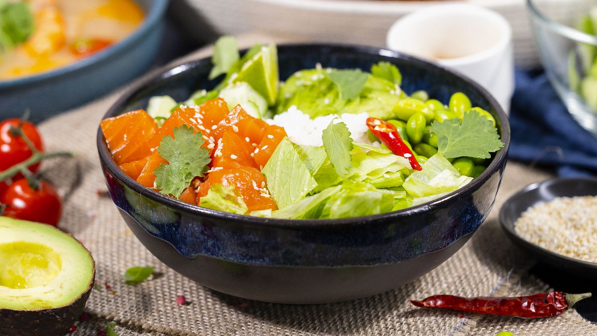 Покорите свои вкусовые рецепторы: освежающий поке с красной рыбой и авокадо