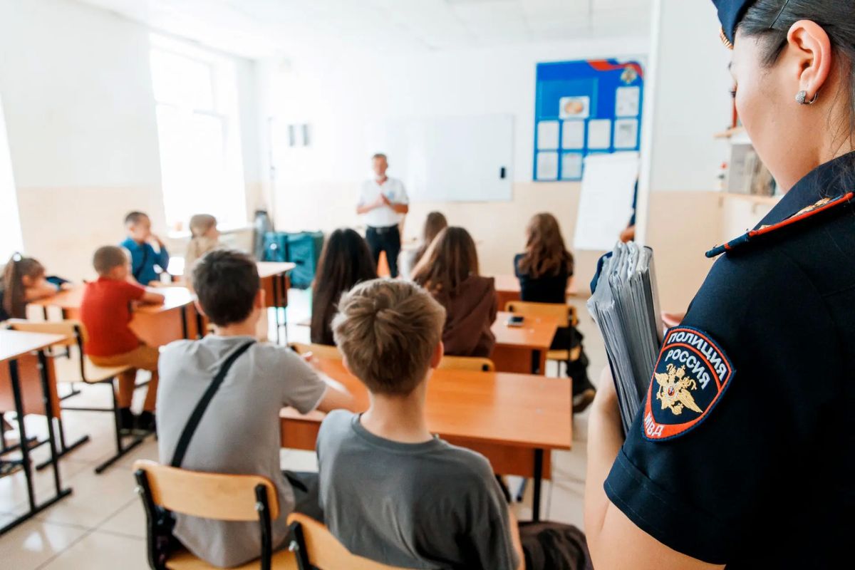 По инициативе члена Общественного совета при УМВД России по Омской области Александра Пономарева ребята из Октябрьского округа вместе с инспекторами по делам несовершеннолетних посетили базу Омского регионального отделения... По инициативе члена Общественного совета при УМВД России по Омской области Александра Пономарева ребята из Октябрьского округа вместе с инспекторами по делам несовершеннолетних посетили базу Омского регионального отделения...