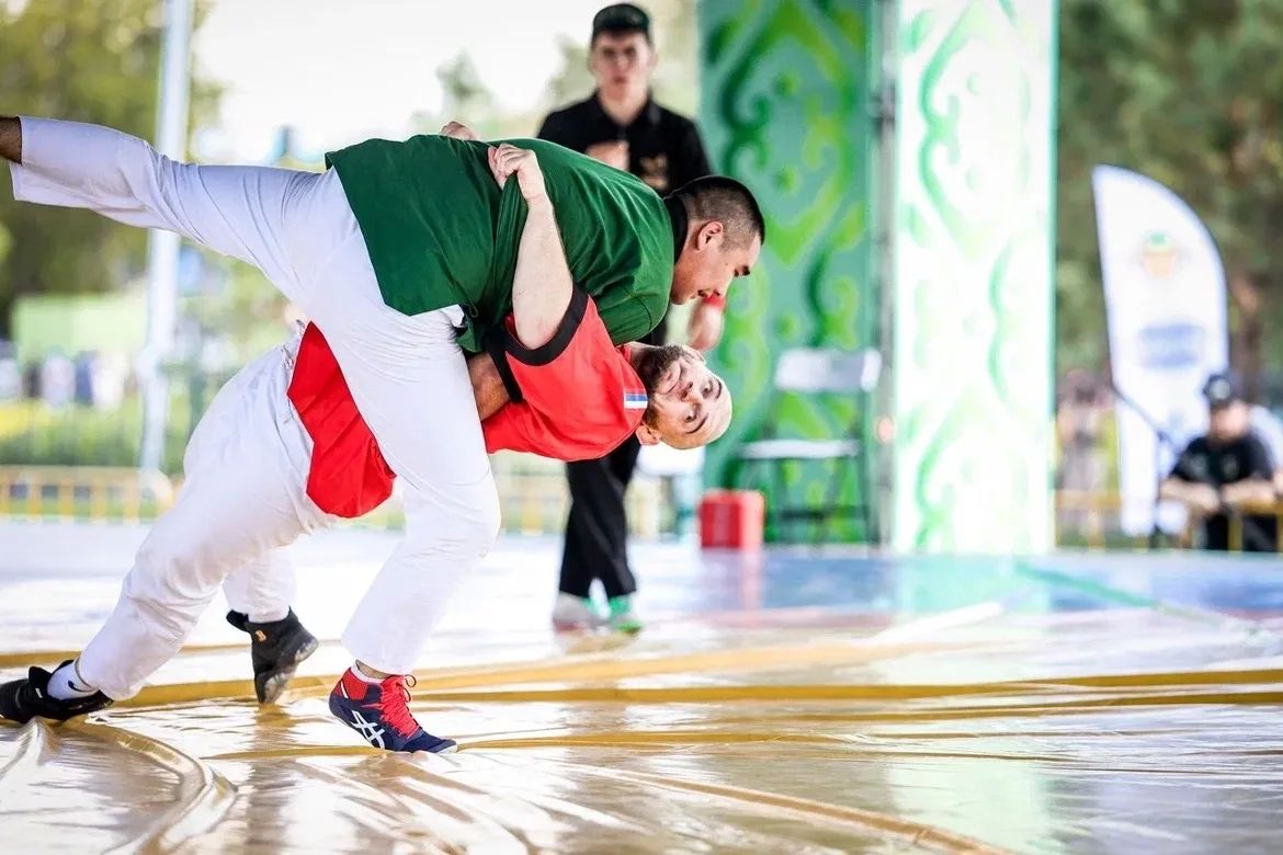 В рамках 26-го Федерального Сабантуя было организовано немало спортивных площадок: состязания по армрестлингу и гиревому спорту, а все желающие могли выполнить норматив ГТО В рамках 26-го Федерального Сабантуя было организовано немало спортивных площадок: состязания по армрестлингу и гиревому спорту, а все желающие могли выполнить норматив ГТО