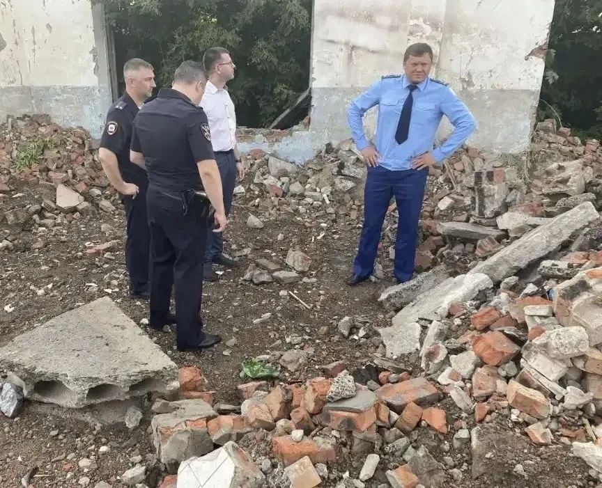 В Ленинском округе Омска случилась беда — днём рухнула кирпичная стена заброшенного дома В Ленинском округе Омска случилась беда — днём рухнула кирпичная стена заброшенного дома