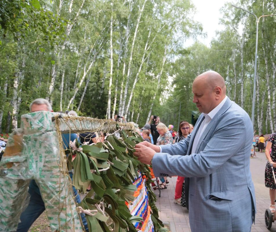 Сергей Шелест: Вместе с Героем России, сенатором Дмитрием Сергеевичем Перминовым поприветствовали жителей Октябрьского округа в преддверии Дня Омской области и Дня города Омска Сергей Шелест: Вместе с Героем России, сенатором Дмитрием Сергеевичем Перминовым поприветствовали жителей Октябрьского округа в преддверии Дня Омской области и Дня города Омска