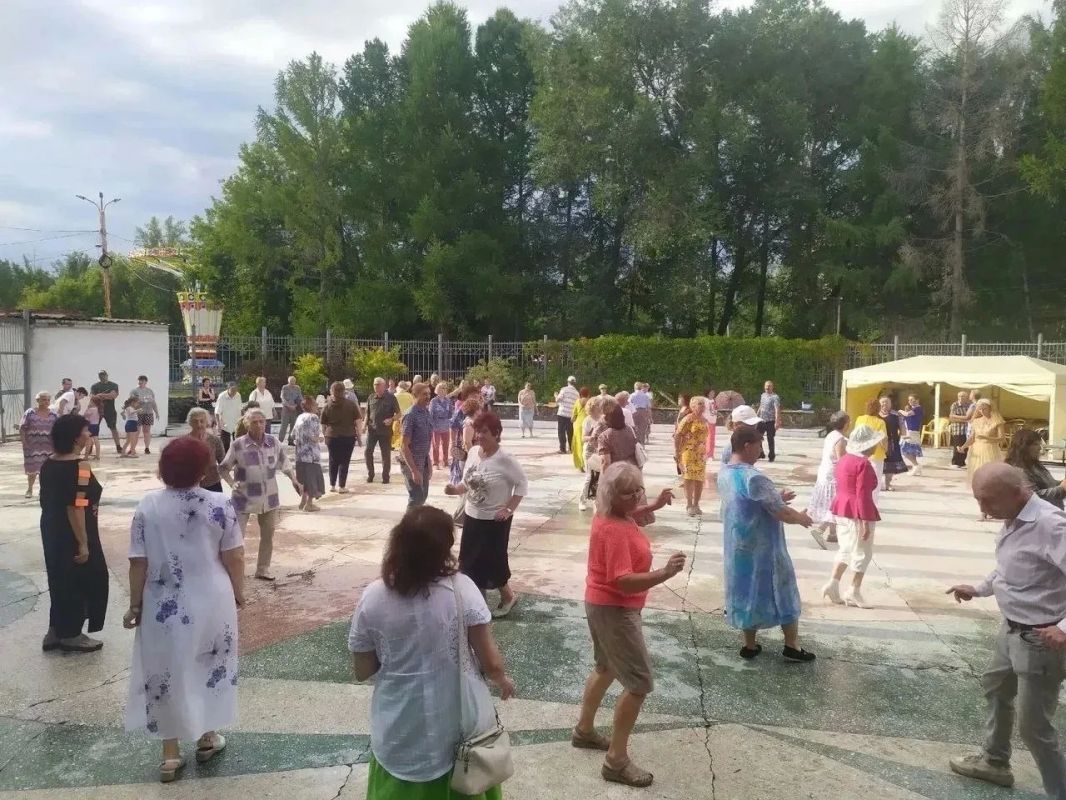 В Советском парке Омска возродили традицию танцевальных вечеров при содействии Игоря Антропенко В Советском парке Омска возродили традицию танцевальных вечеров при содействии Игоря Антропенко