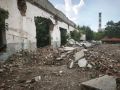 В Ленинском округе Омска случилась беда — днём рухнула кирпичная стена заброшенного дома