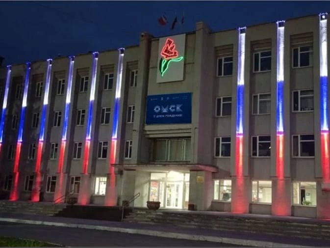 Октябрьский округ украшают к празднику