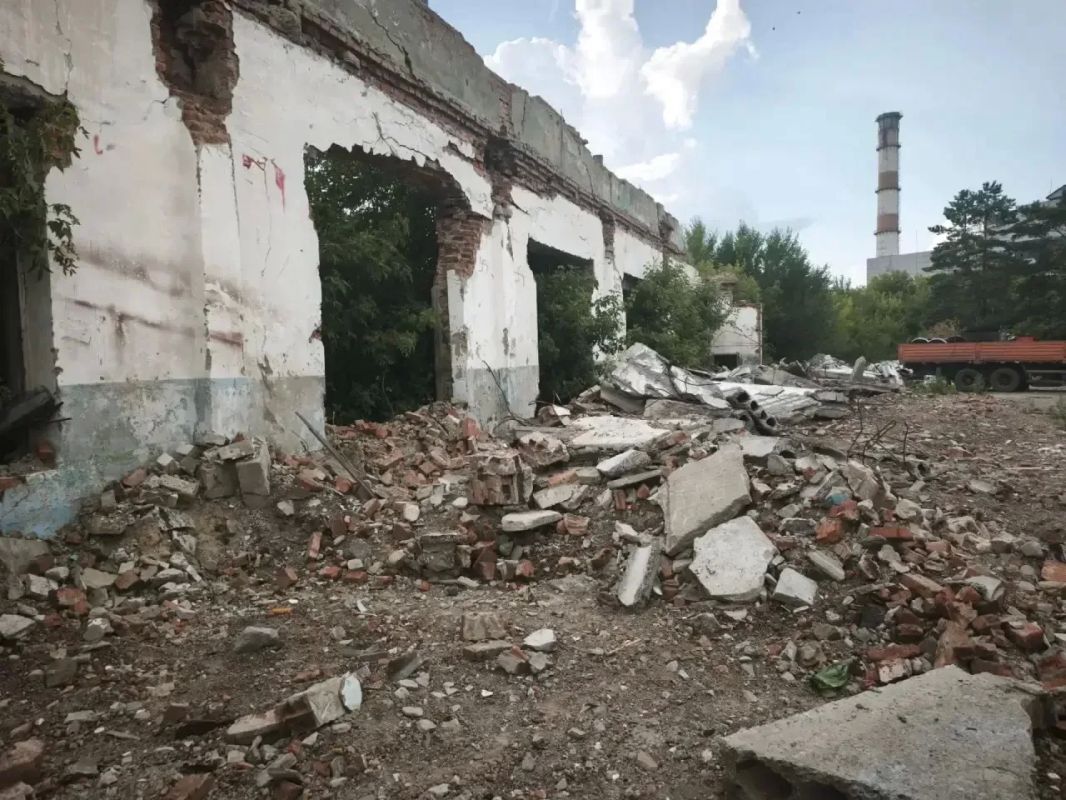 В Ленинском округе Омска случилась беда — днём рухнула кирпичная стена заброшенного дома
