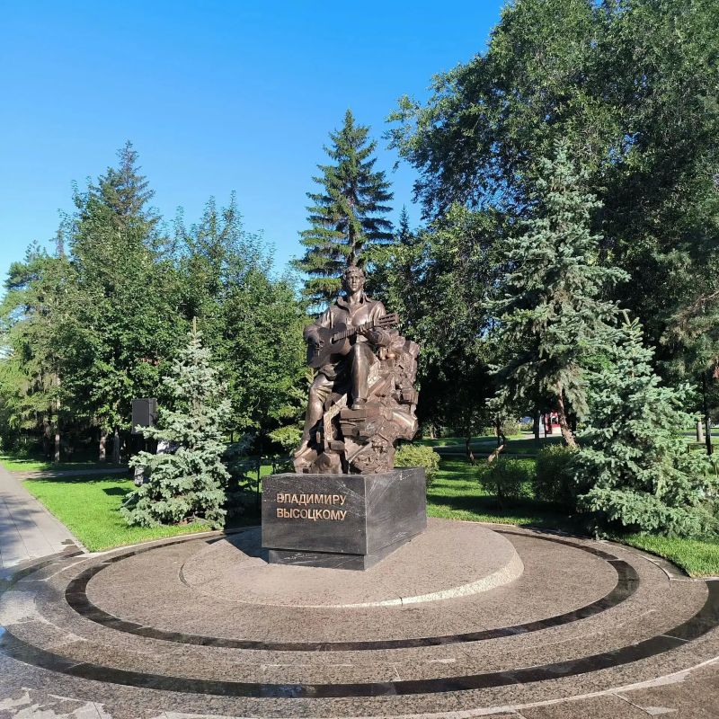 В Омске только что в торжественной обстановке открыли памятник Владимиру Высоцкому. Монумент появился в Воскресенском сквере напротив Органного зала в день памяти знаменитого поэта, барда, актера театра и кино В Омске только что в торжественной обстановке открыли памятник Владимиру Высоцкому. Монумент появился в Воскресенском сквере напротив Органного зала в день памяти знаменитого поэта, барда, актера театра и кино