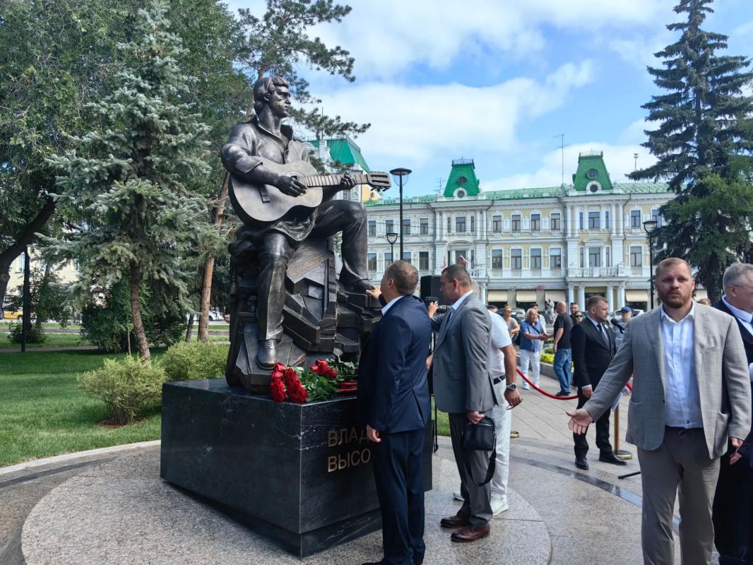 В Омске только что в торжественной обстановке открыли памятник Владимиру Высоцкому. Монумент появился в Воскресенском сквере напротив Органного зала в день памяти знаменитого поэта, барда, актера театра и кино В Омске только что в торжественной обстановке открыли памятник Владимиру Высоцкому. Монумент появился в Воскресенском сквере напротив Органного зала в день памяти знаменитого поэта, барда, актера театра и кино