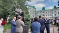В Омске только что в торжественной обстановке открыли памятник Владимиру Высоцкому. Монумент появился в Воскресенском сквере напротив Органного зала в день памяти знаменитого поэта, барда, актера театра и кино