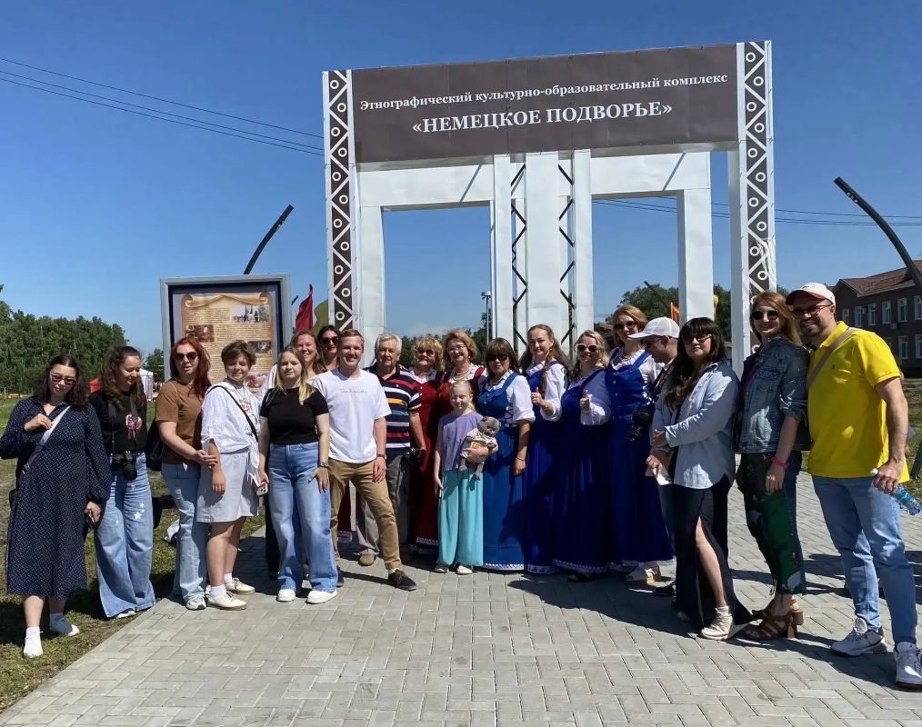Омский союз журналистов пригласил представителей разных изданий в пресс-тур в Азовский немецкий национальный район. Сегодня здесь проходит Межрегиональный фестиваль культуры российских немцев «Феникс» Омский союз журналистов пригласил представителей разных изданий в пресс-тур в Азовский немецкий национальный район. Сегодня здесь проходит Межрегиональный фестиваль культуры российских немцев «Феникс»