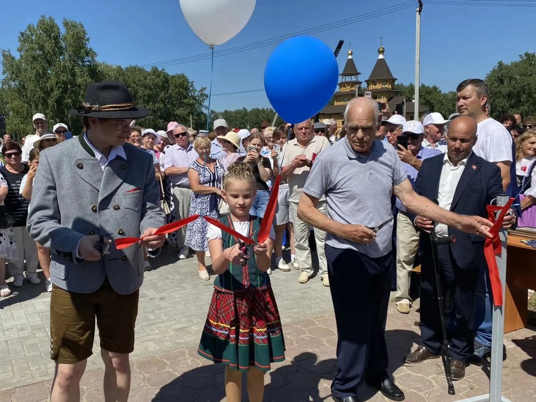 Омский союз журналистов пригласил представителей разных изданий в пресс-тур в Азовский немецкий национальный район. Сегодня здесь проходит Межрегиональный фестиваль культуры российских немцев «Феникс» Омский союз журналистов пригласил представителей разных изданий в пресс-тур в Азовский немецкий национальный район. Сегодня здесь проходит Межрегиональный фестиваль культуры российских немцев «Феникс»