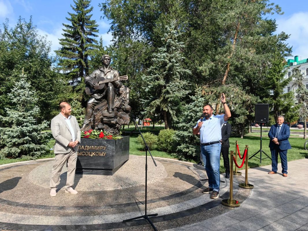 В Омске только что в торжественной обстановке открыли памятник Владимиру Высоцкому. Монумент появился в Воскресенском сквере напротив Органного зала в день памяти знаменитого поэта, барда, актера театра и кино В Омске только что в торжественной обстановке открыли памятник Владимиру Высоцкому. Монумент появился в Воскресенском сквере напротив Органного зала в день памяти знаменитого поэта, барда, актера театра и кино