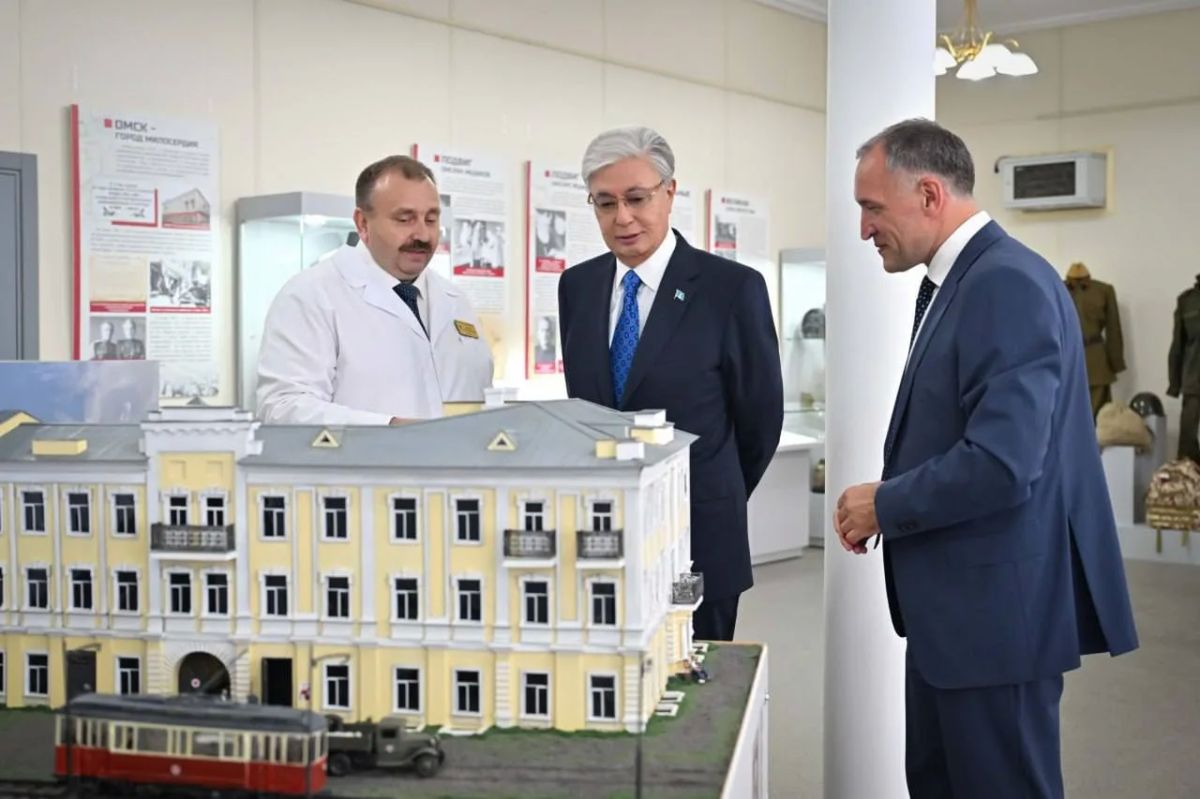 Президент Казахстана почтил память своего отца в Омске Президент Казахстана почтил память своего отца в Омске