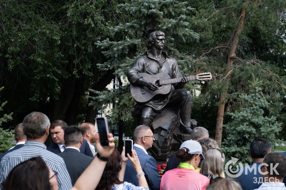 В Вологде открыли памятник Василию Шукшину, а в Омске — Владимиру Высоцкому В Вологде открыли памятник Василию Шукшину, а в Омске — Владимиру Высоцкому