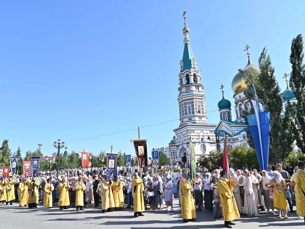 Виталий Хоценко: Тысячи омичей прошли сегодня Крестным ходом по центру Омска в честь Дня Крещения Руси