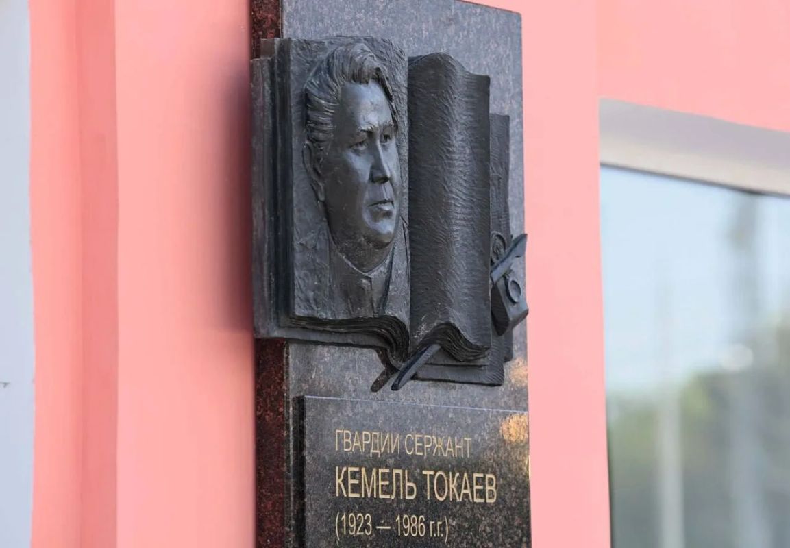 Президент Казахстана почтил память своего отца в Омске Президент Казахстана почтил память своего отца в Омске