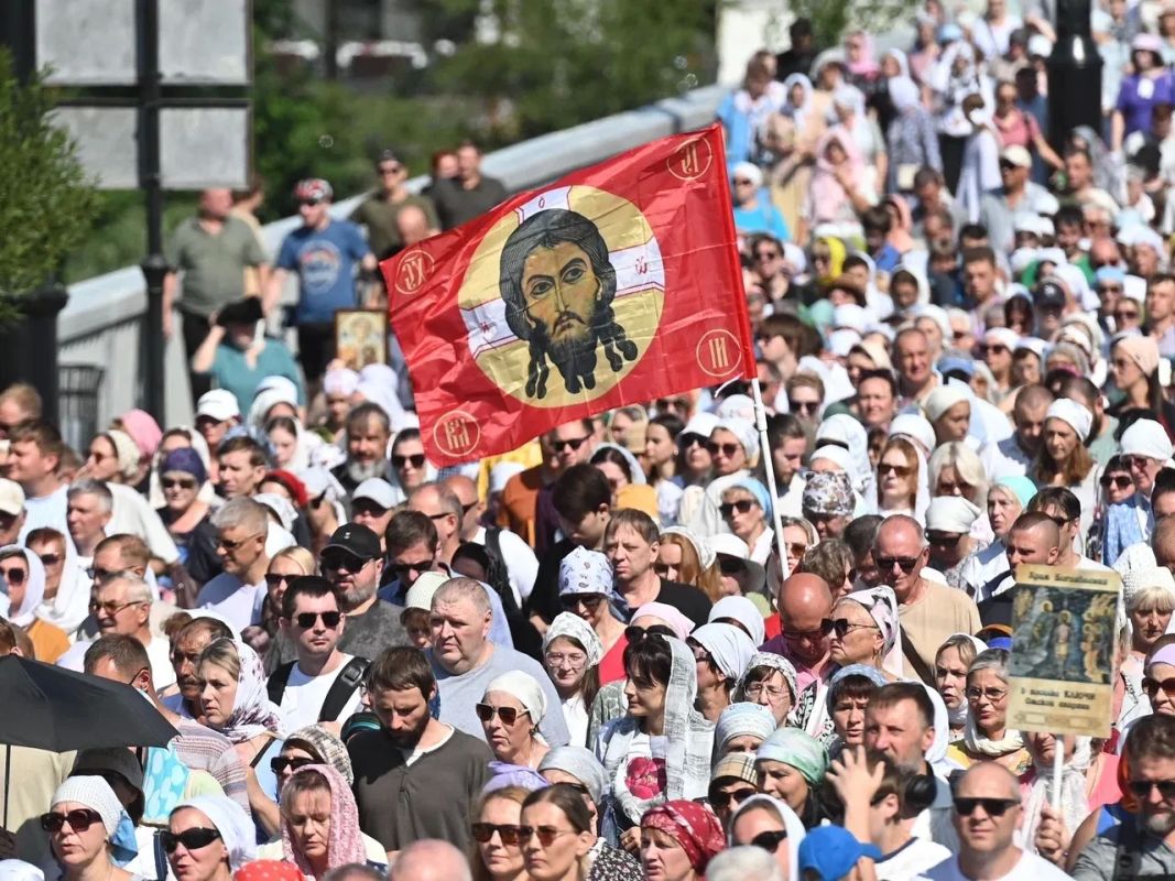 Виталий Хоценко: Тысячи омичей прошли сегодня Крестным ходом по центру Омска в честь Дня Крещения Руси Виталий Хоценко: Тысячи омичей прошли сегодня Крестным ходом по центру Омска в честь Дня Крещения Руси