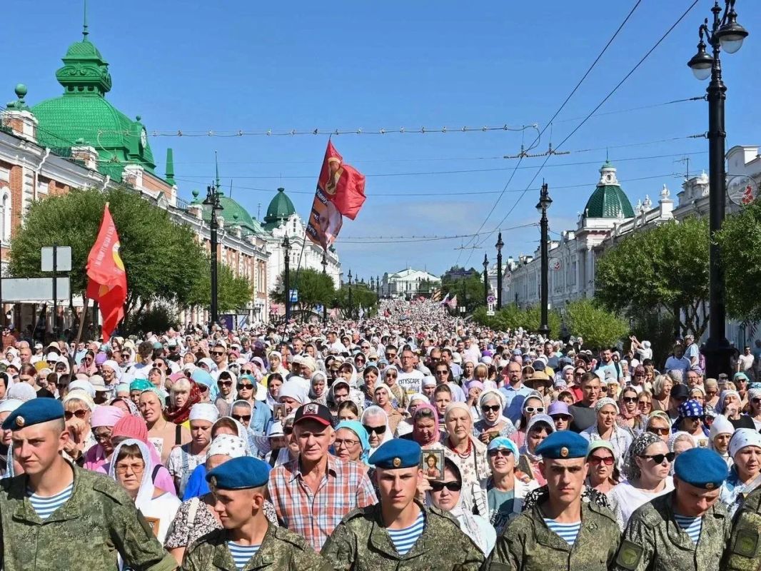 Тысячи омичей прошли Крёстным ходом по центру города