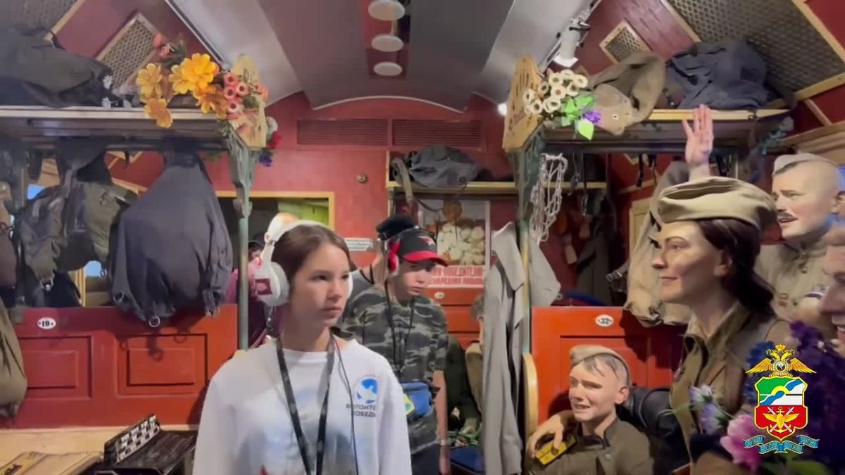 В Омске транспортные полицейские пригласили подшефных ребят на «Поезд Победы»