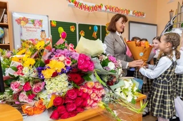 В омских школах на День знаний сделают акцент на единстве народов России