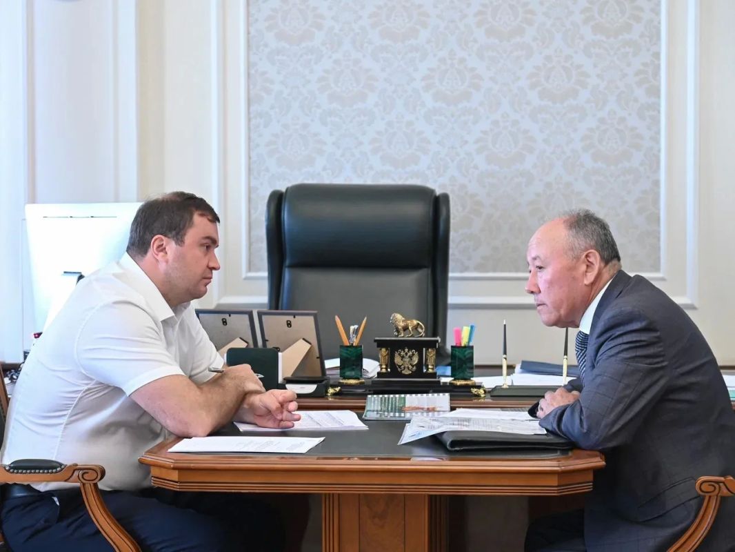 Виталий Хоценко: Принял с докладами глав Русско-Полянского и Любинского районов Виталий Хоценко: Принял с докладами глав Русско-Полянского и Любинского районов