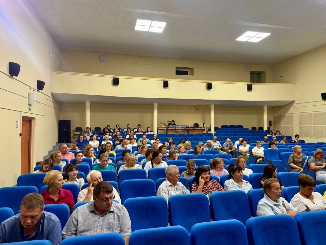 Первый заместитель министра энергетики и ЖКХ Максим Земсков побывал в Шербакульском районе Первый заместитель министра энергетики и ЖКХ Максим Земсков побывал в Шербакульском районе
