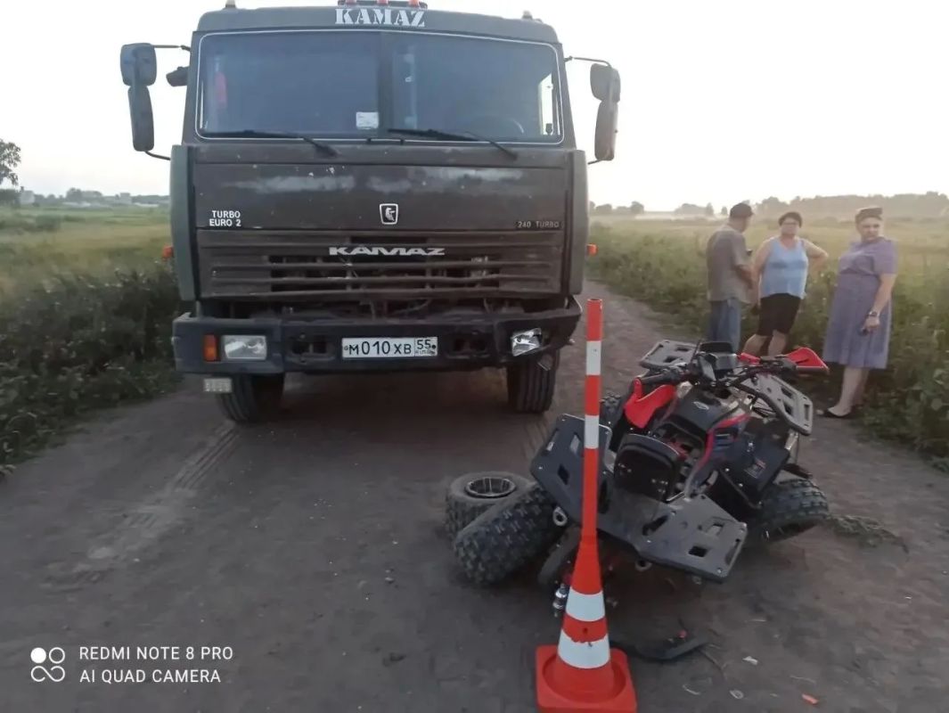 На трассе в Омской области КамАЗ столкнулся с квадроциклом, которым управляли подростки На трассе в Омской области КамАЗ столкнулся с квадроциклом, которым управляли подростки